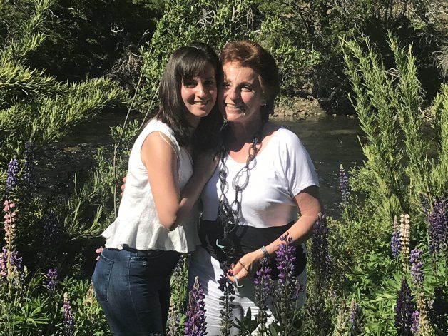 Nathalie Leloutre junto a su mamá en San Martín de los Andes.