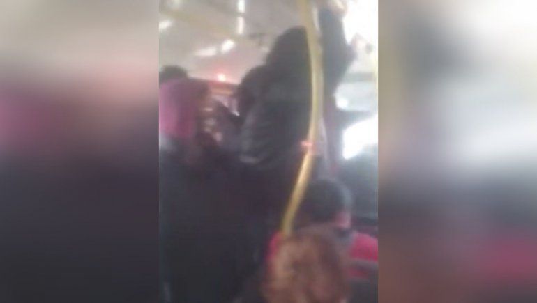 El protocolo en el transporte urbano establece que no puede viajar gente parada