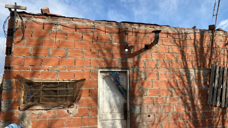 Así estaba el frente de la casa de Aldana y su familia, cuando los docentes comenzaron a construir.