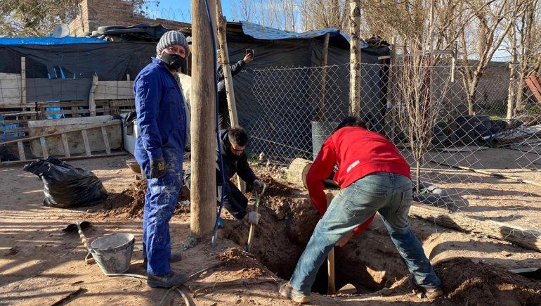Oscar junto con dos compañeros cuando estaban haciendo el nuevo pozo ciego