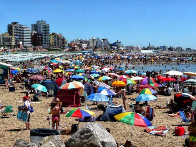 Una postal de las playas de Mar del Plata que será imposible de ver durante el próximo verano, con menos turistas y más protocolos.