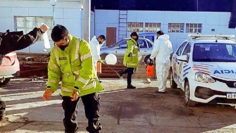 Los dos agentes fueron desinfectados y aislados por el riesgo de haber sido contagiados de coronavirus por la mujer.