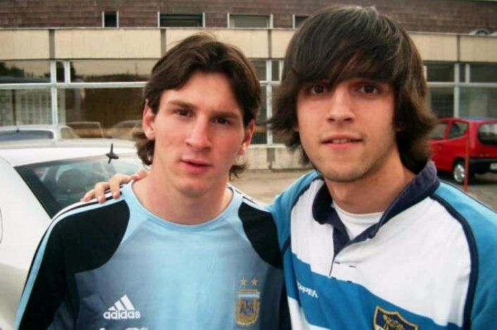 Messi posa con el único hincha argentino en Budapest que fue a recibirlo.