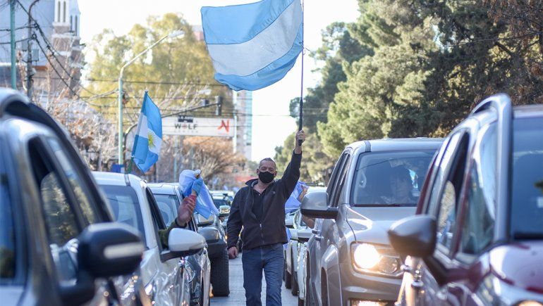 Cientos de personas protestaron este lunes por el centro de Neuquén.