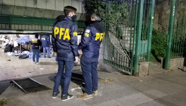 El taller allanado en Flores. La madre del bebé denunció a los propietarios por apropiación.
