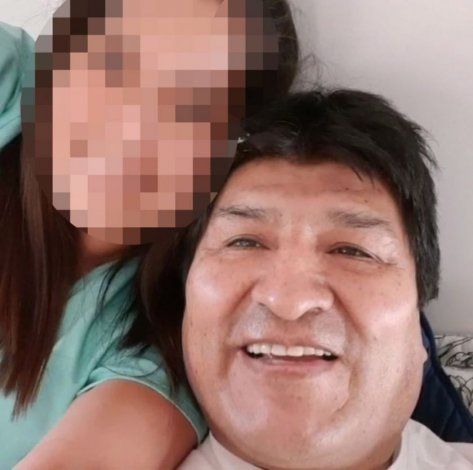 Una de las fotos que circula en redes sociales de la joven junto a Evo Morales.