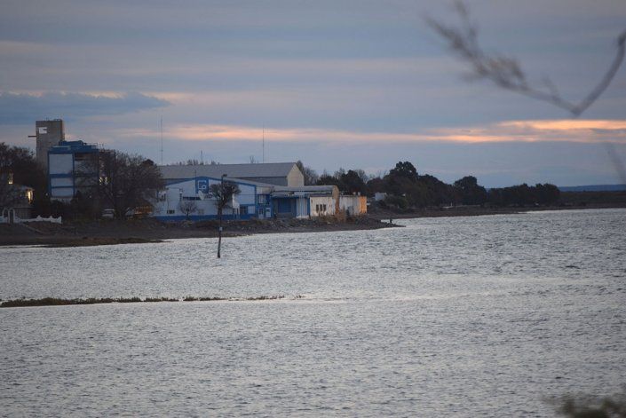 Multan a pesquera por arrojar desechos a las aguas de la ría de San Antonio 
