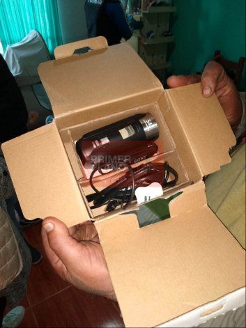 Los elementos secuestrados al detenido. El delito de grooming prevé penas de prisión de cuatro a diez años.