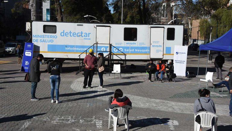 El tráiler DetectAr se encuentra en la explanada del monumento al General San Martín y funcionará los fines de semana para las personas identificadas con síntomas compatibles con COVID-19 durante las visitas en el barrio Centro Oeste.