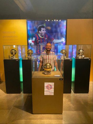 Tadeo Nanton entre los seis Balones de Oro de Messi.