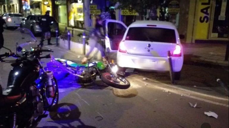 El impactante accidente quedó registrado en un video. El inspector se quebró las piernas.