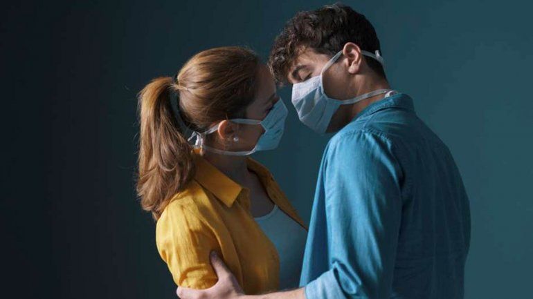 La funcionaria de Canadá pidió no sacarse el tapabocas a la hora de besar a una pareja.