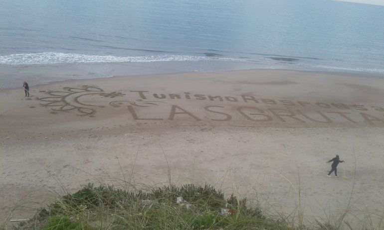 En la playa escribieron la leyenda 