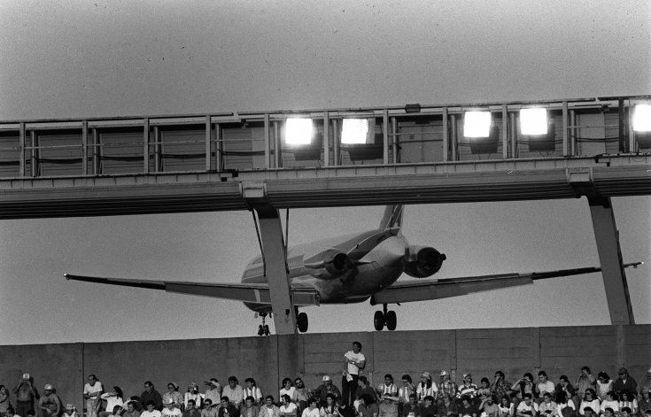 La foto que inmortalizó Carlos Bairo: el instante en el que el avión pasa a metros del cielo del Monumental.