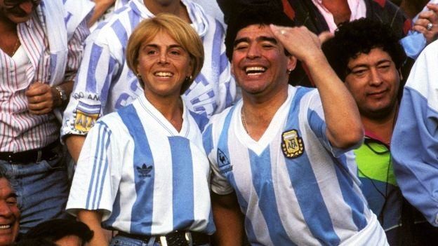 Diego, que ya había cumplido la primera sanción por doping, fue a alentar al Monumental.
