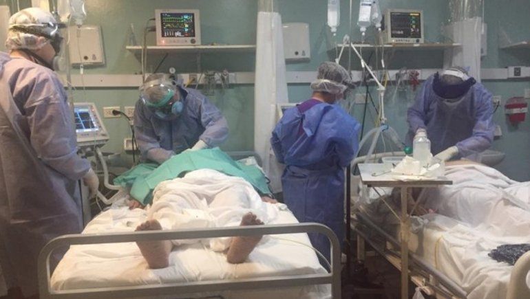 Los médicos del hospital tuvieron que hacer dos intubaciones en simultáneo.