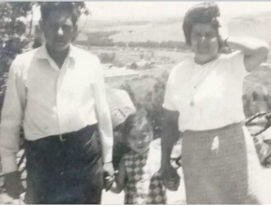 Graciela, junto con sus padres adoptivos.