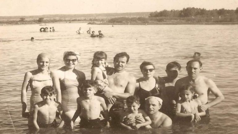 La familia de Valeria Malcotti disfrutando del río en el año 1955. Esther Fernández, su mamá, tenía 15 años en ese momento.