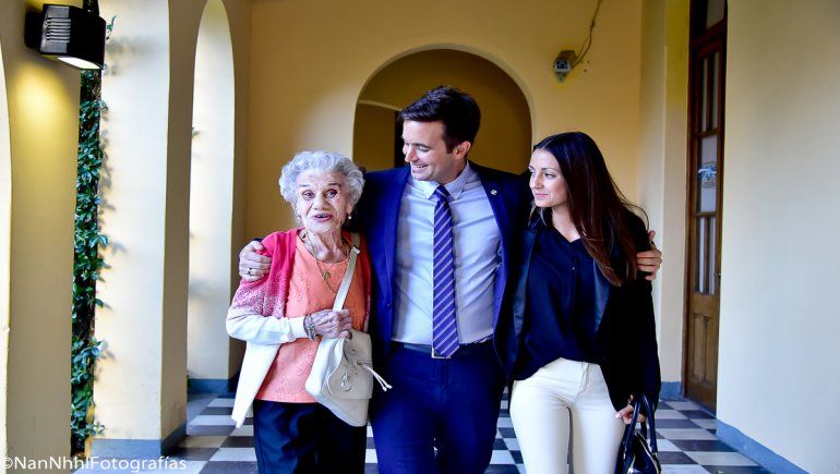 Juan Pablo Prezzoli, su pareja, Antonella Dolce; y su abuela Blanca