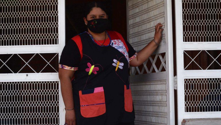 Silvia pasó de dar clases en la escuela a tener que hacerlo de manera virtual.