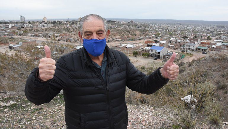 Emilio sigue trabajando a sus 75 años atendiendo pacientes de Neuquén y Río Negro
