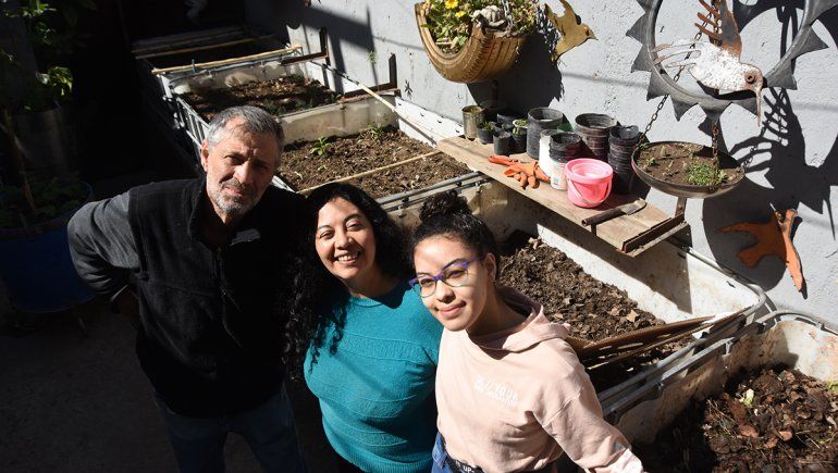 Alejandro, Silvia y Juliana, parte de la familia que se dedica a criar lombrices californianas.