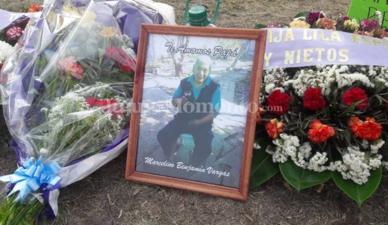 La familia de Marcelino reclamó frente al hospital. Quieren que les entreguen el cuerpo, pero ya fue enterrado.