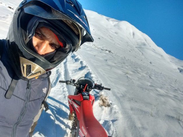 La travesía de llevar la tarea en pleno invierno.