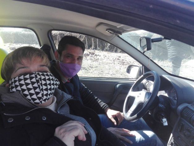 Miriam junto con uno de los docentes.