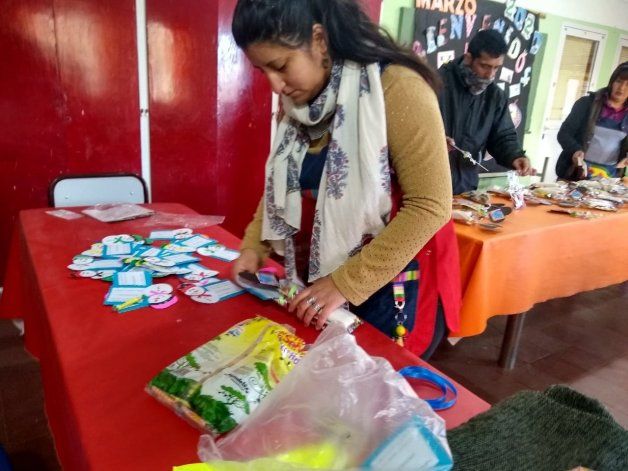 Maestras organizando el envío para los alumnos.