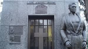 La estatua de Luis Ángel Firpo que custodia su tumba. Fue el primer ídolo del boxeo y del deporte argentino. 
