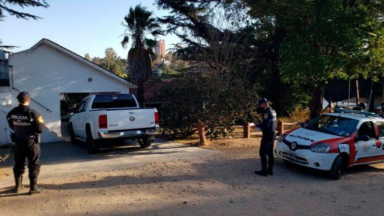 La municipalidad denunció al dueño de la vivienda por hacer las fiestas electrónicas y truchar un documento.