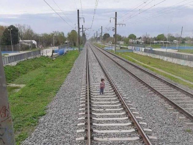 El nene salió de su casa y caminó sobre las vías justo cuando pasaba un tren.