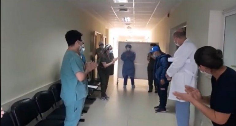 Los médicos y enfermeros despidieron con aplausos al joven que le ganó al coronavirus.