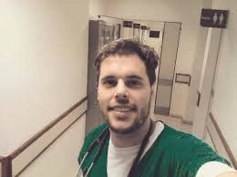 Valentín Vidal, el joven médico residente que permitió el último adiós entre una paciente y sus cinco hijos.