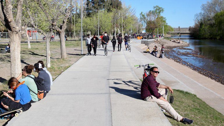 Domingo a pleno sol, controles y mucha gente en las calles