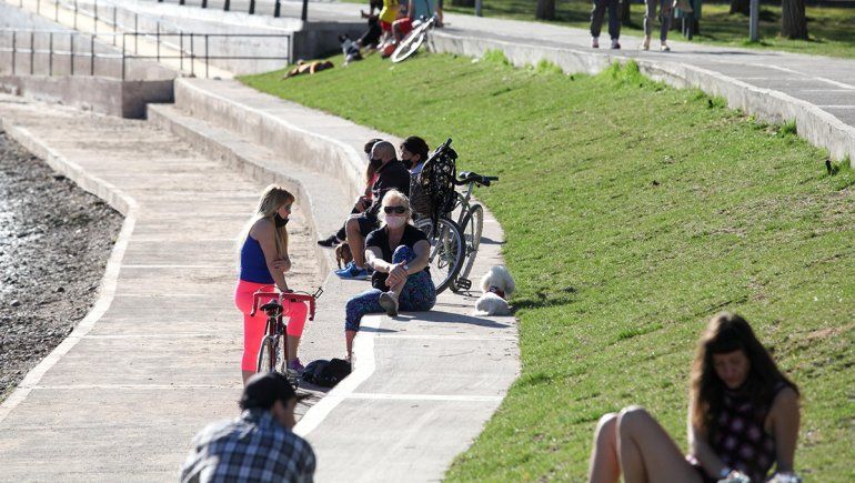 Domingo a pleno sol, controles y mucha gente en las calles