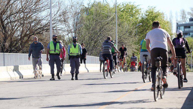 Domingo a pleno sol, controles y mucha gente en las calles