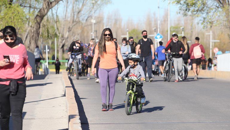 Domingo a pleno sol, controles y mucha gente en las calles