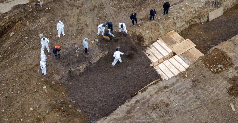 Una fosa común en Nueva York, la imagen de la crisis por el coronavirus que sufre el país.