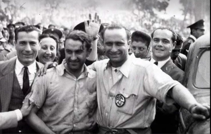 Fangio y su amigo, en tiempos de festejo. Su muerte, con él al volante, lo hizo caer en una crisis.