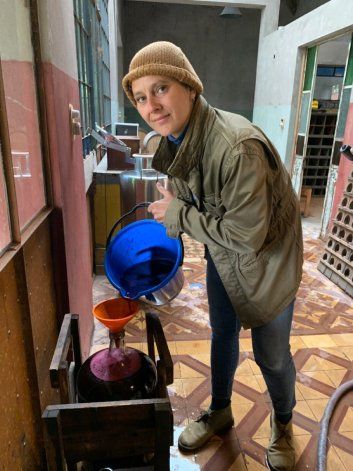 Joanna Foster en su bodega de vinos naturales.