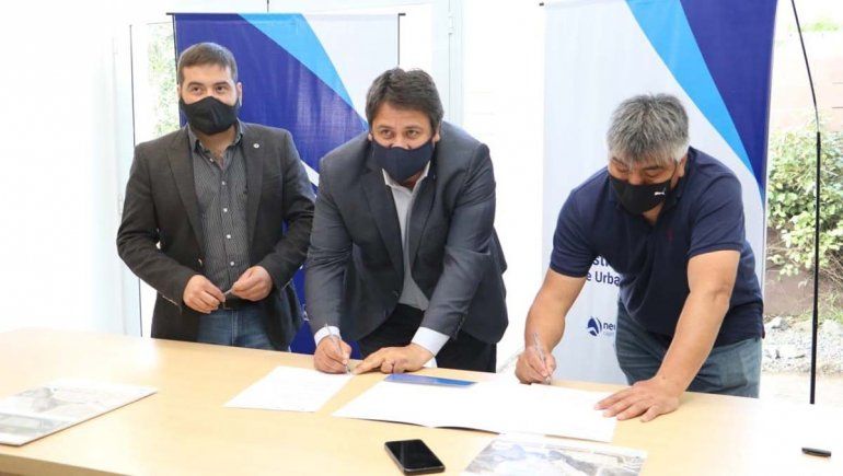 Gaido firmó el acuerdo con los representantes de los sindicatos adjudicatarios.