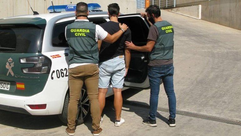 El estafador le sacó 250 mil euros a su novio con mentiras. Quedó detenido.