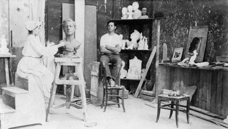 Lola Mora en su taller.