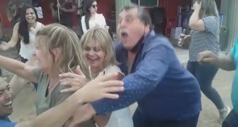 El intendente de Buena Vista, Formosa, haciendo el trencito muy divertido en una fiesta.