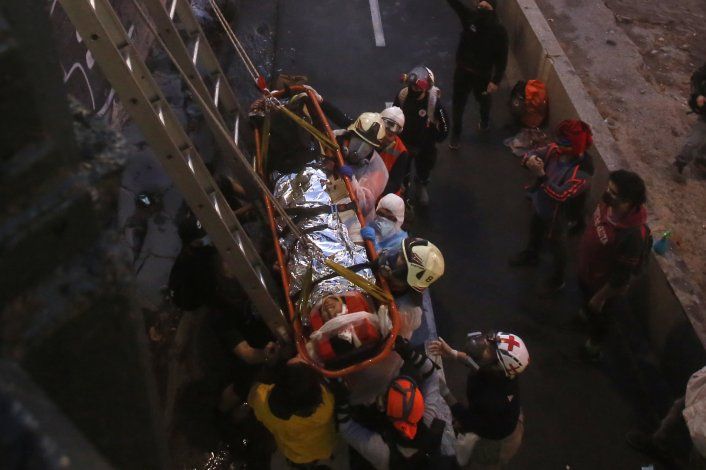 Tras la viralización del video, el carabinero fue detenido. El joven se recupera de las graves lesiones.