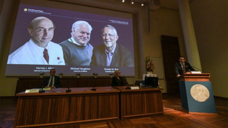  Los estadounidenses Harvey Alter y Charles Rice y el británico Michael Houghton, ganadores del Nobel de Medicina. 