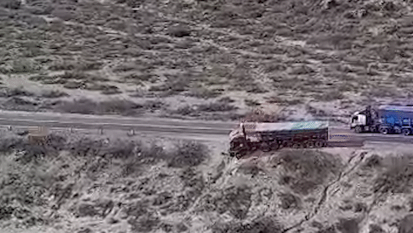 impresionante vuelco de un camion en cerro tres cruces impresionante vuelco de un camion en cerro tres cruces