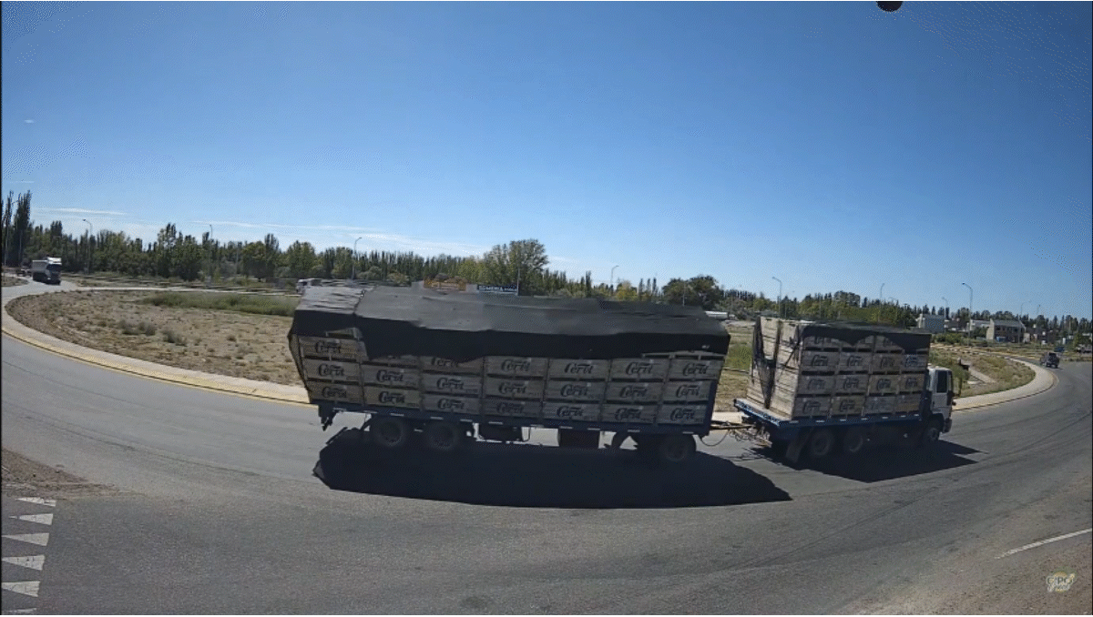 camion perdio su carga de frutas en plena rotonda del tercer puente
